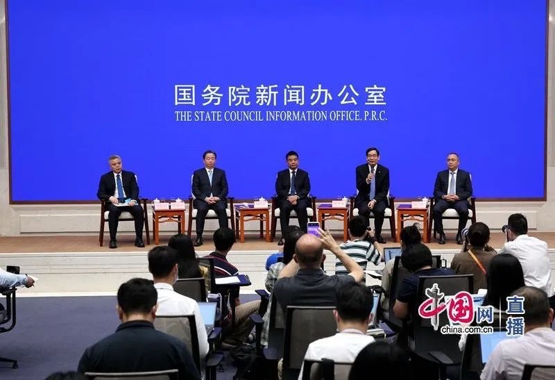 中外记者晤面会上，，周育先谈怎样弘扬企业家精神