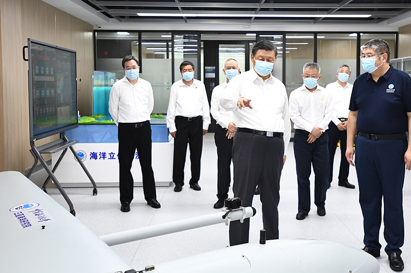 4月10日至13日，，，中共中央总书记、国家主席、中央军委主席习近平在海南考察。。。。这是10日下昼，，，习近平在中国海洋大学三亚海洋研究院考察。。。。新华社记者 燕雁 摄