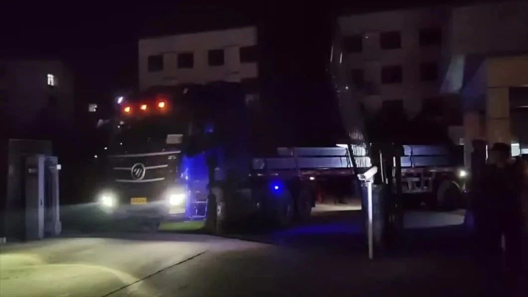 我们风雨同心，，抗洪保供！